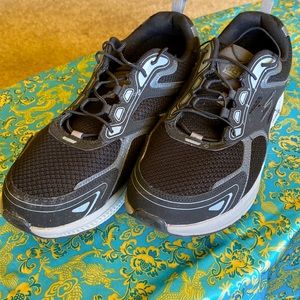Skechers GOrun Consistent in black and gray